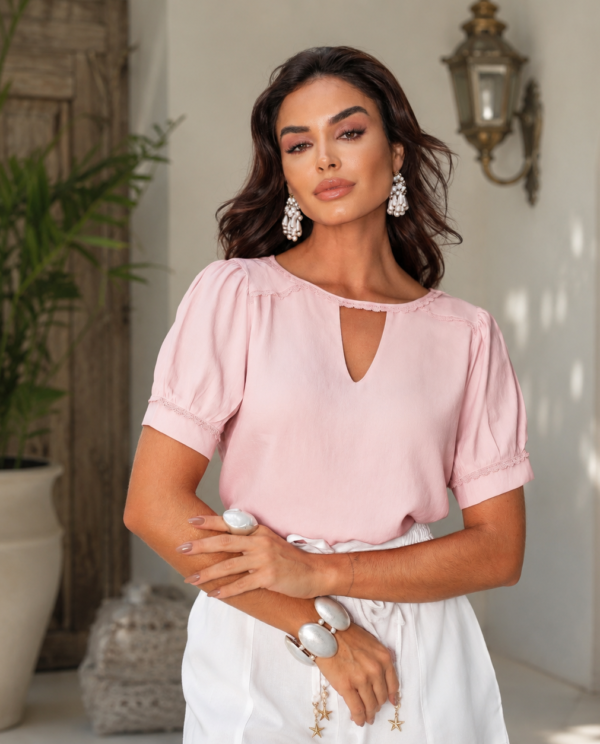 Blusa com Recorte V Renda